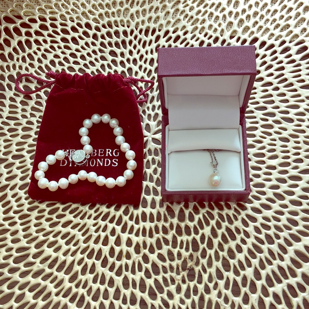 Gorgeous pearl bracelet and necklace set.
